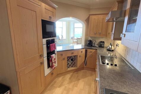Kitchen 2.jpg