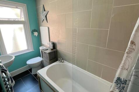 Ensuite Bathroom.jpg