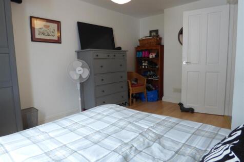 Bedroom 1 (2).JPG