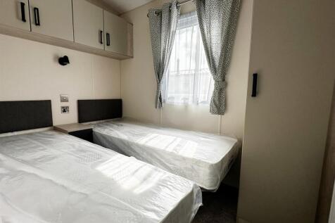 Bed 2.jpg