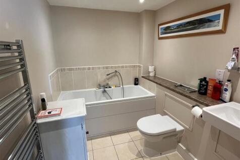 Family Bathroom.jpg