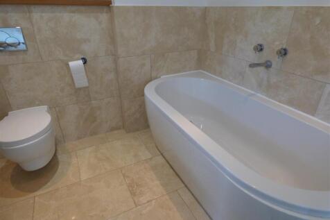 Bedroom 1 en suite.JPG