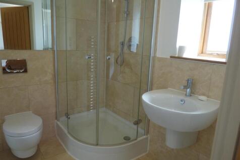 Bedroom 2 en suite.JPG