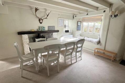 Dining Area.jpg