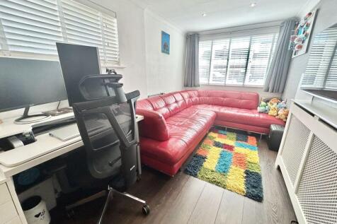Bed 4 / Office / Playroom
