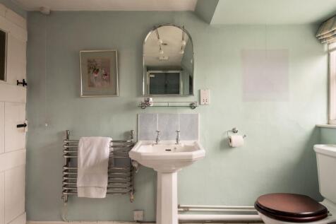 2nd floor Bathroom