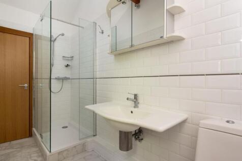 En suite shower