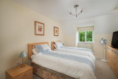 Guest bedroom (4)