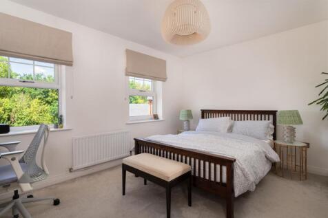 Guest bedroom (2)