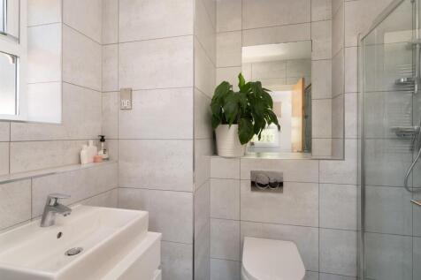 En suite shower