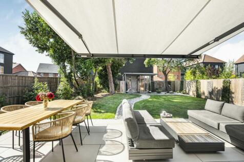 Al fresco dining room to garden