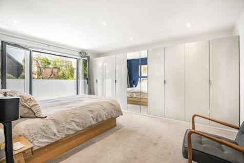 Principal bedroom suite