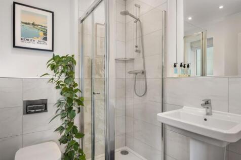 En suite to bedroom 2