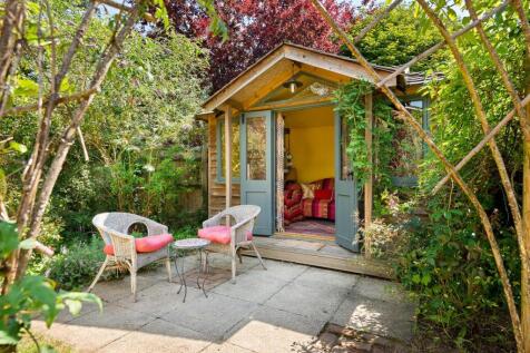 Summer house in side garden