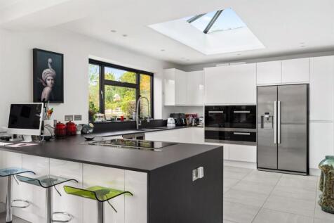 Open-plan kitchen / dining