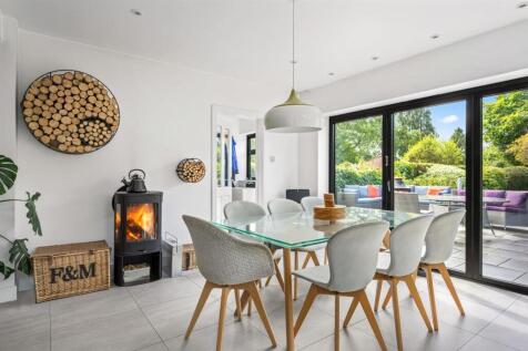 Open-plan kitchen / dining