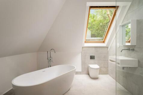 Guest bedroom en suite