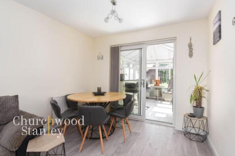 Living room (dining area)