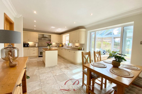 Kitchen/ Breakfast Room