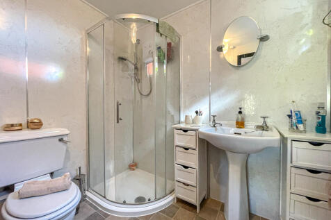 58 Glebe Close - Ensuite