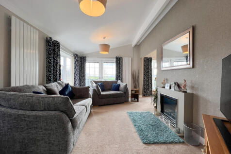 42 Castle Lake - living room (2)