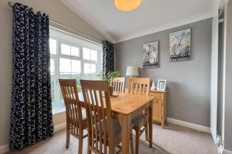 42 Castle Lake - dining