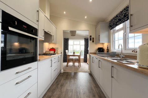 42 Castle Lake - kitchen