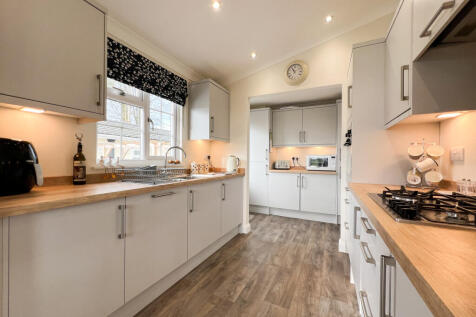 42 Castle Lake - kitchen (2)