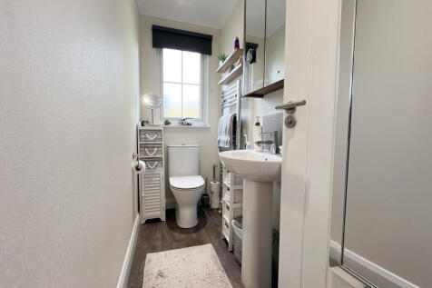 42 Castle Lake - WC en-suite