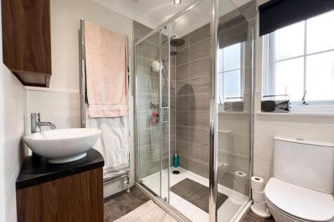42 Castle Lake - shower room