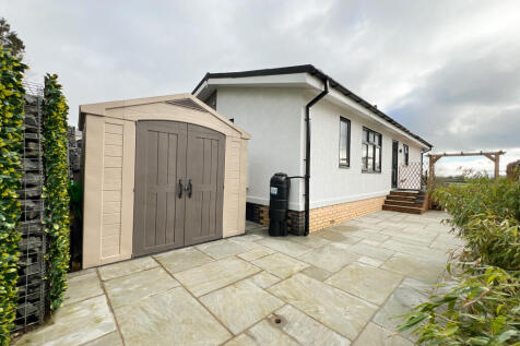 42 Castle Lake - garden (2)