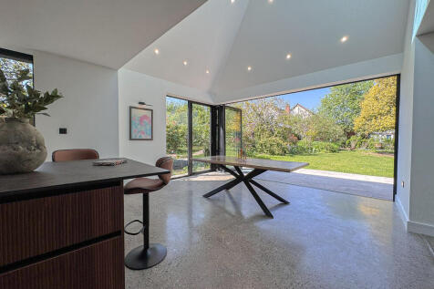 Dining Area (2)