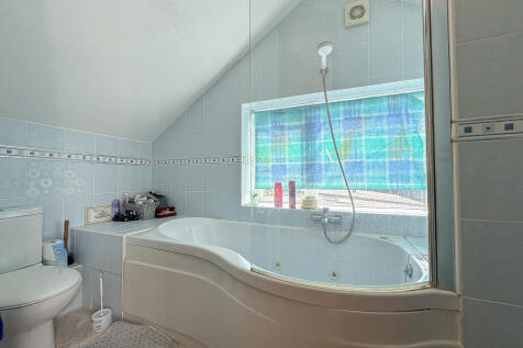 Bathroom (upstairs)