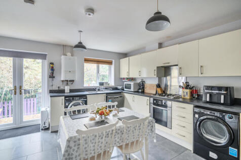 1376401-5-690b676...