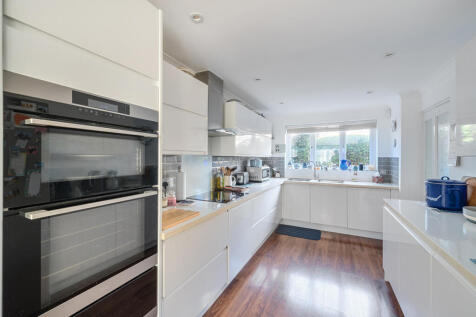 1382859-5-691dce8...