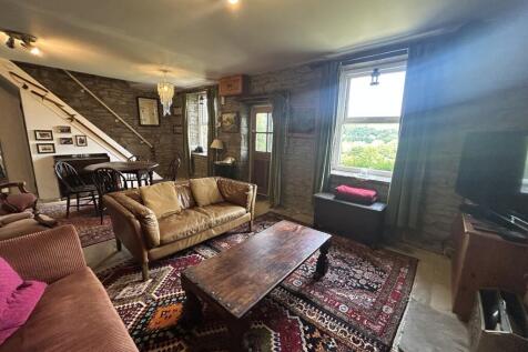 Sitting Room / Dining Room