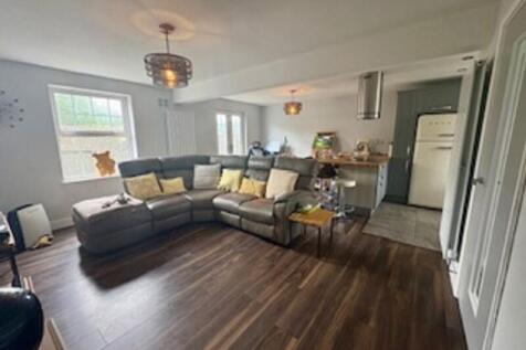 Sitting Room / Dining Room