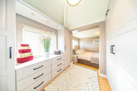 8 cliftonville bedroom 1 dressing area.jpg