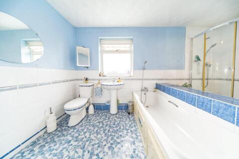 9 Armitage Gardens bathroom 2.jpg