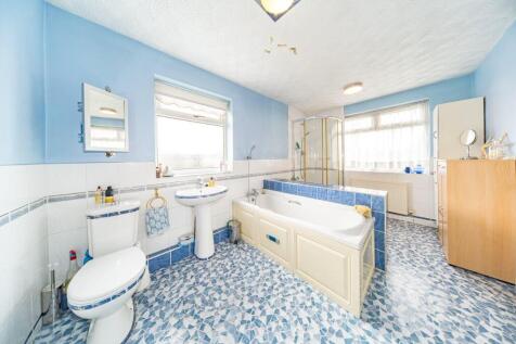 9 Armitage Gardens bathroom.jpg