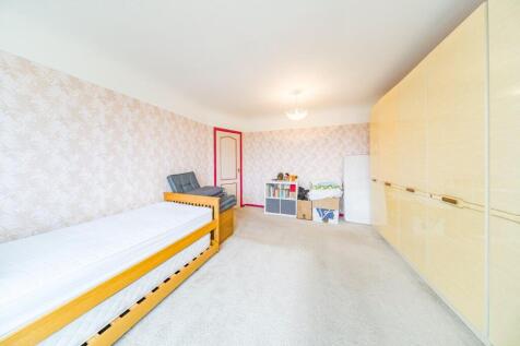 9 Armitage Gardens bedroom 2.jpg