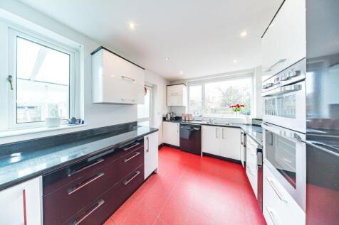 9 Armitage Gardens kitchen.jpg