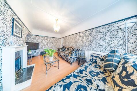 9 Armitage Gardens sitting room 2.jpg