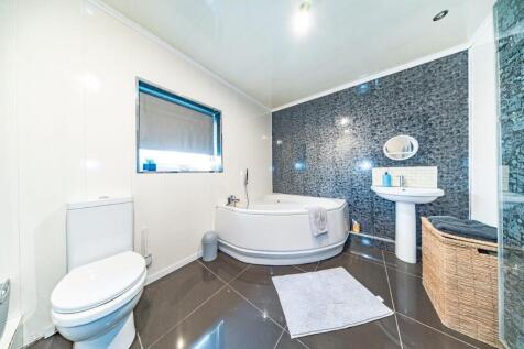 13 Hayes Avenue bathroom.jpg