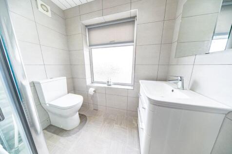 127 Warrington Road shower room 2.jpg