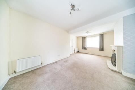 85 Bretherton Road lounge 2.jpg