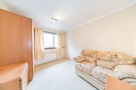 20 Ashton Avenue bedroom 3.jpg