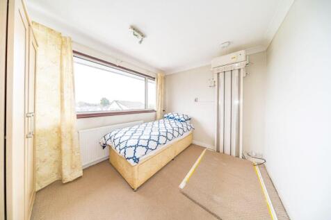 20 Ashton Avenue bedroom 2.jpg