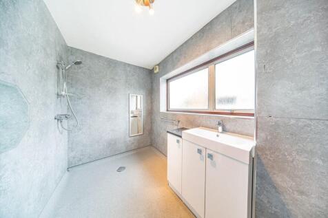 20 Ashton Avenue shower room.jpg