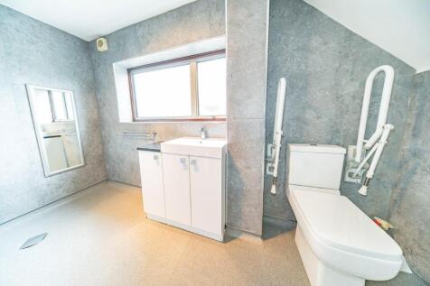 20 Ashton  Avenue shower room 2.jpg
